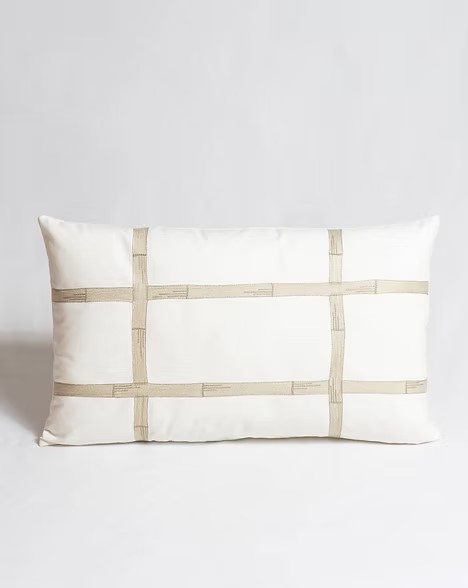 COJIN BORDADO BAMBOO RECTANGULAR BLANCO/ARENA